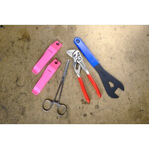 Työkalut ja voiteluaineet